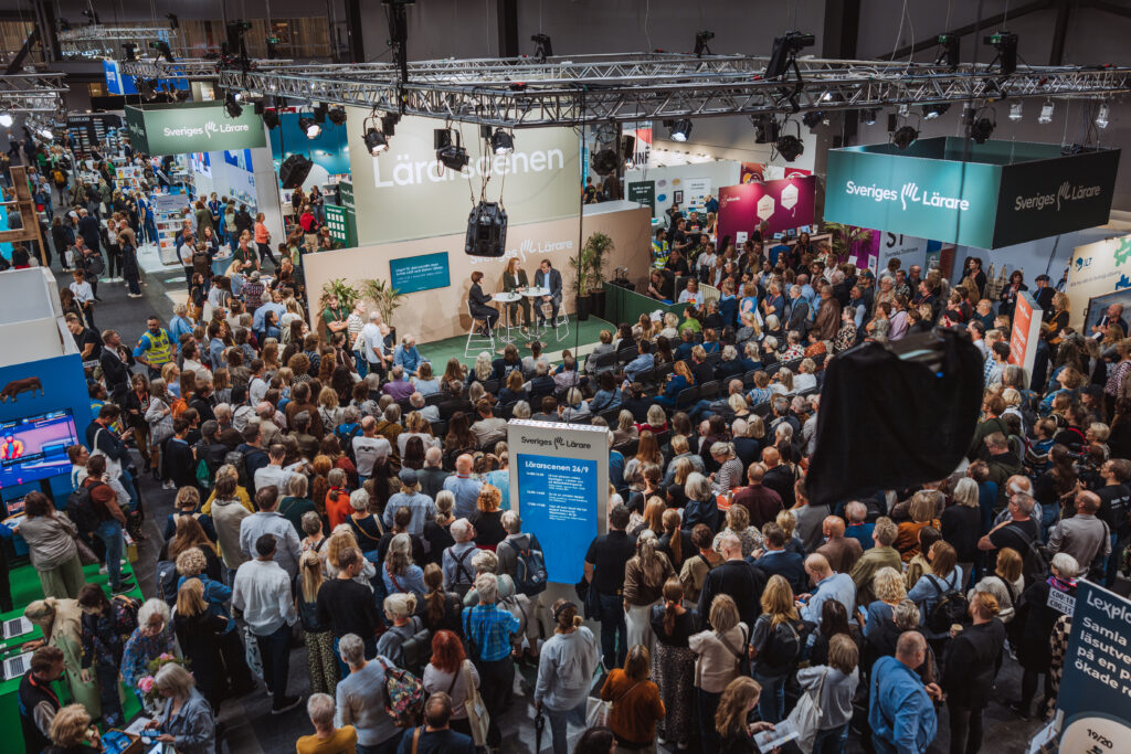 Stor folksamling på mässa kring Sveriges Lärares monter med panelsamtal på scen